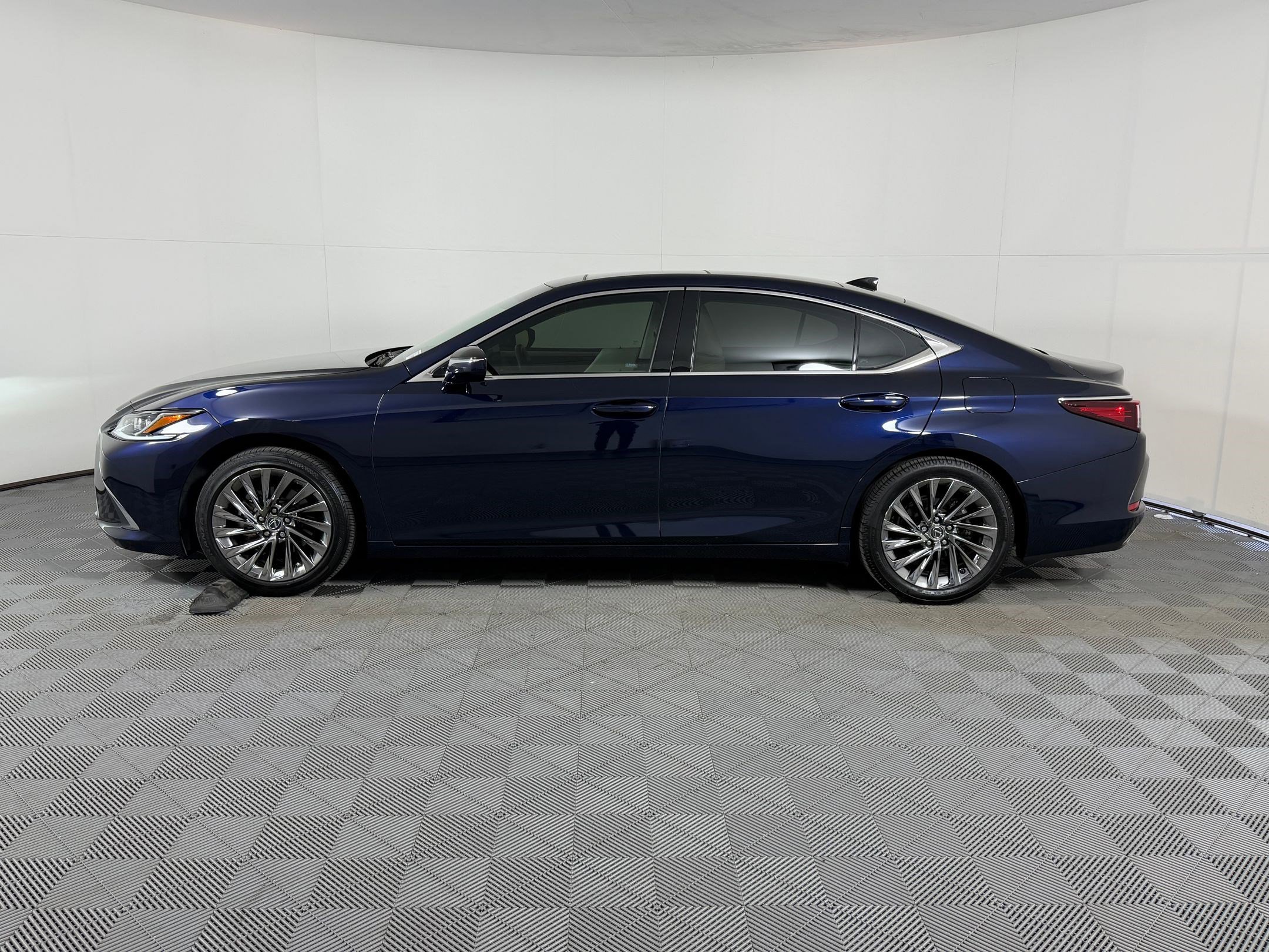 Used 2024 Lexus ES 350 w/ Technology Package image 2