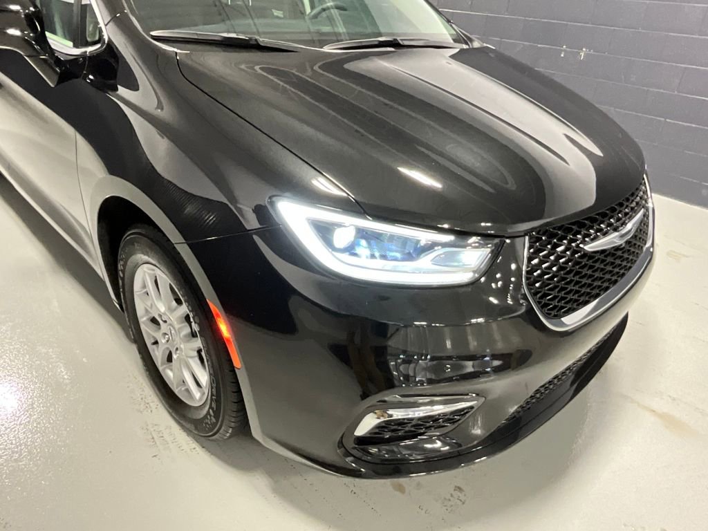 Used 2024 Chrysler Pacifica Touring-L image 8