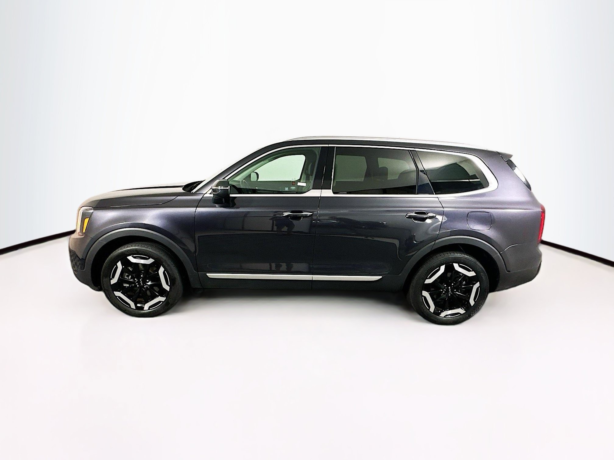 Used 2025 Kia Telluride S FWD image 4