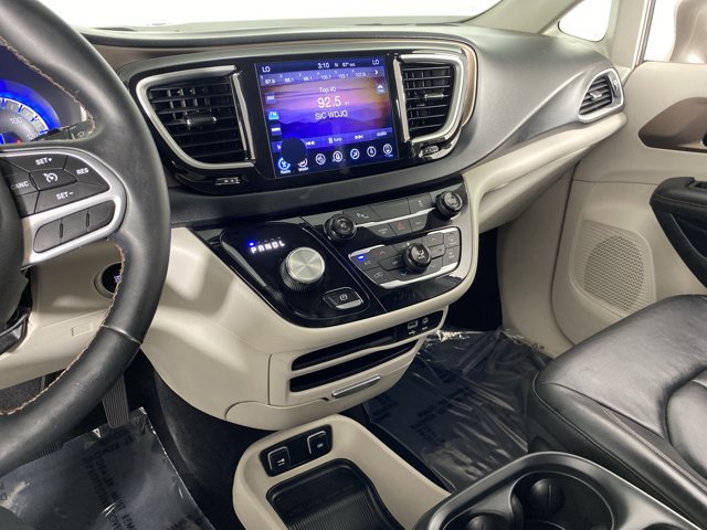 Used 2017 Chrysler Pacifica Touring-L w/ Tire & Wheel Group FWD image 27
