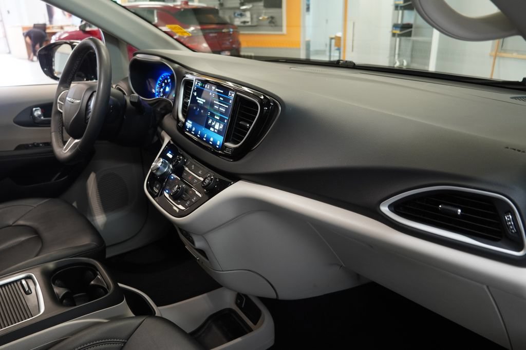 Used 2024 Chrysler Pacifica Touring-L FWD image 27