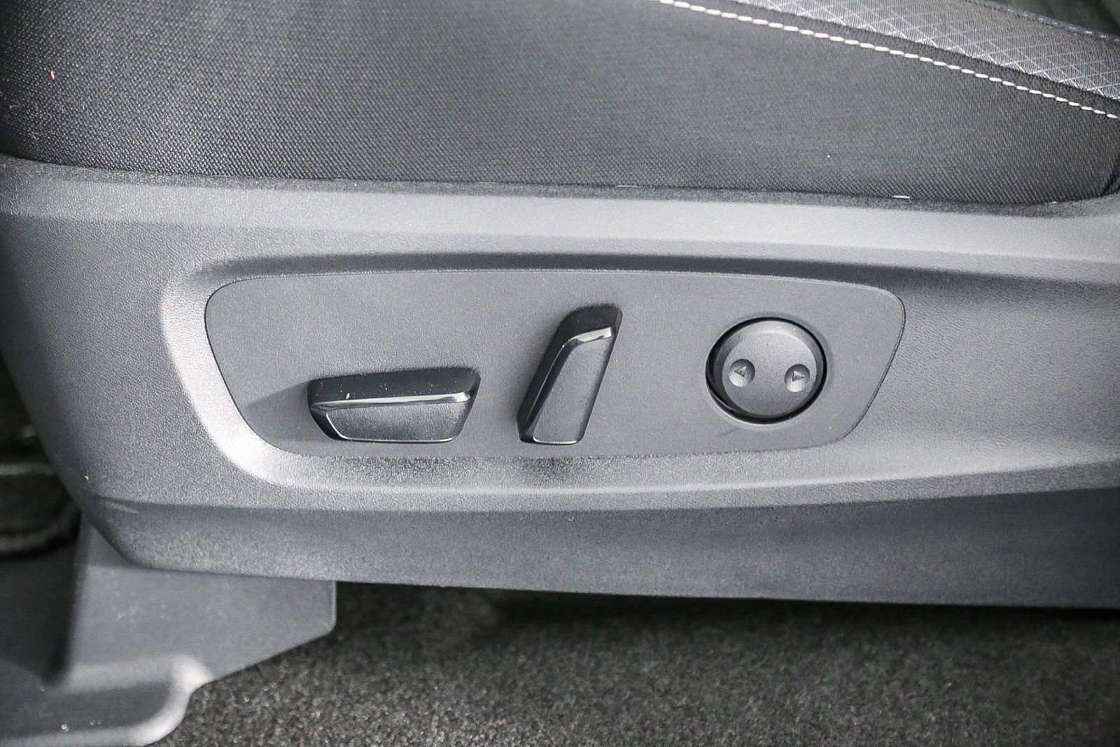 Certified 2025 Nissan Pathfinder SV image 23