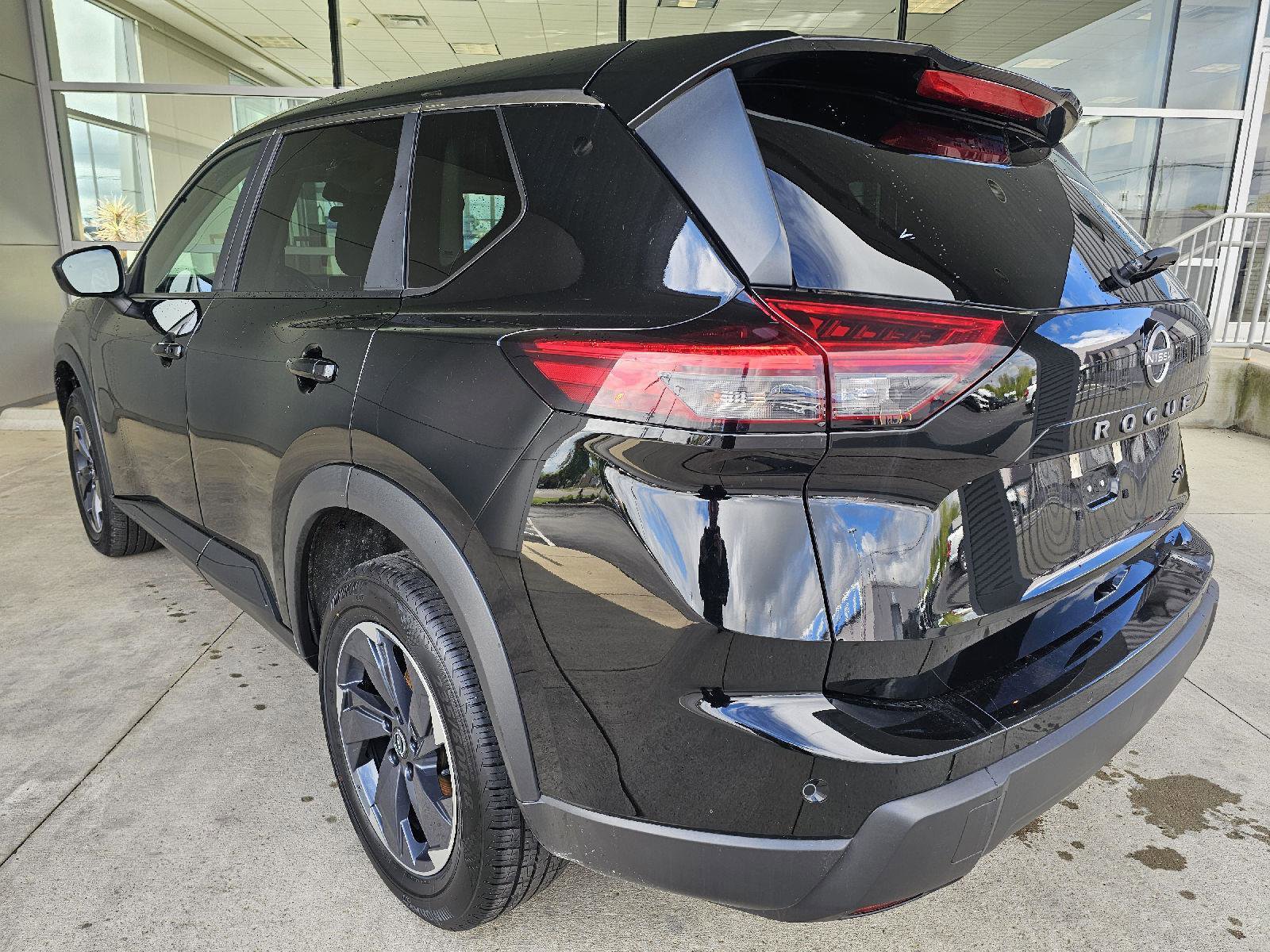 Used 2024 Nissan Rogue SV FWD image 3