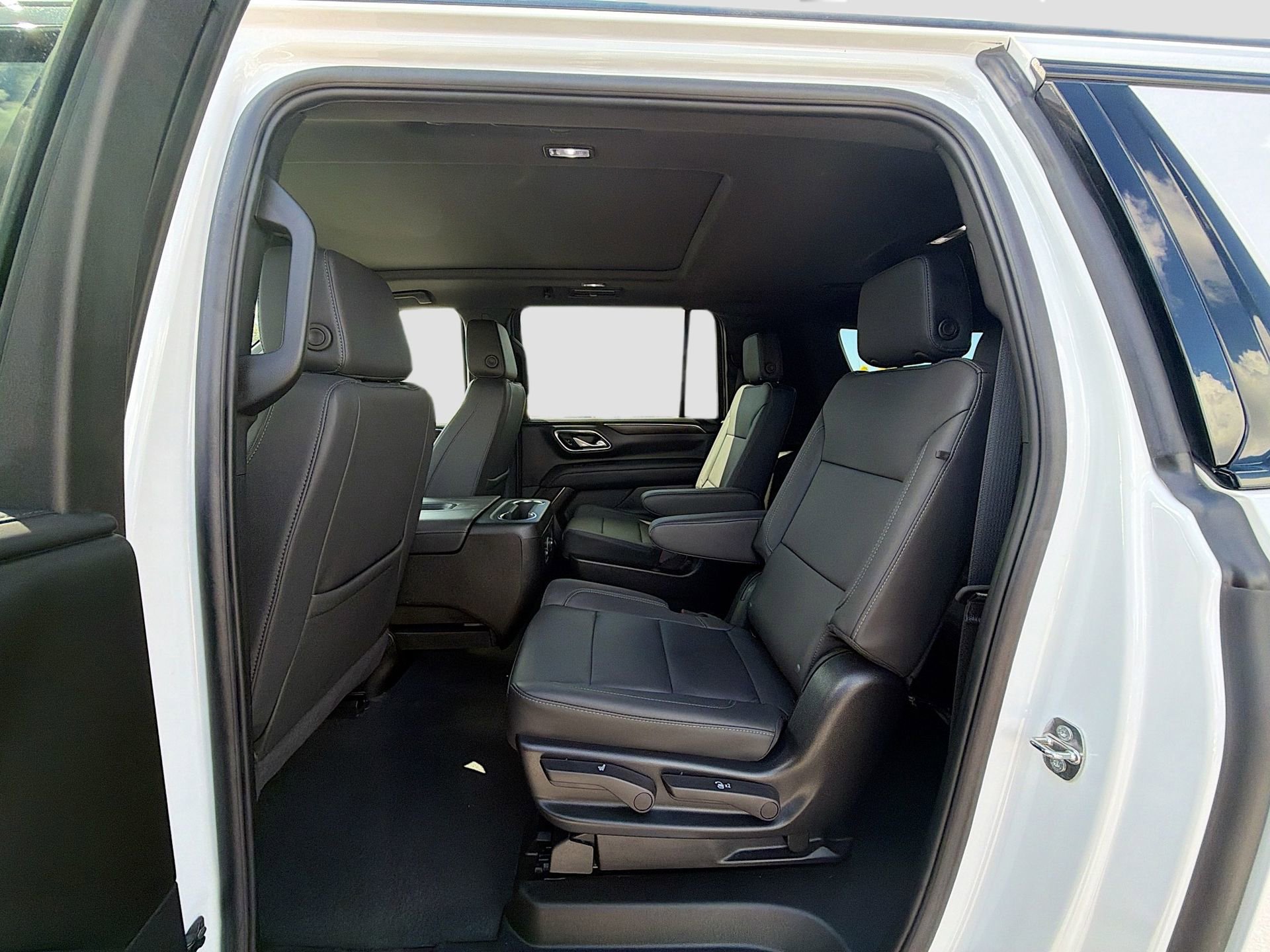 Used 2024 Chevrolet Suburban Z71 w/ Luxury Package image 24