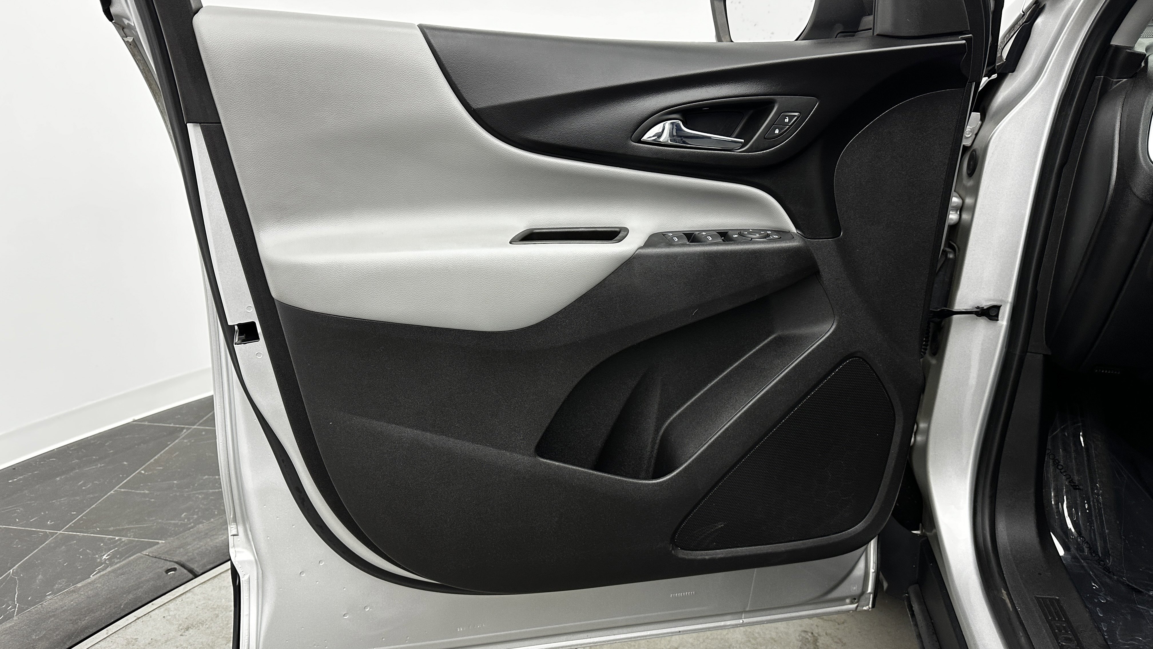 Used 2019 Chevrolet Equinox LS w/ LS Convenience Package image 10