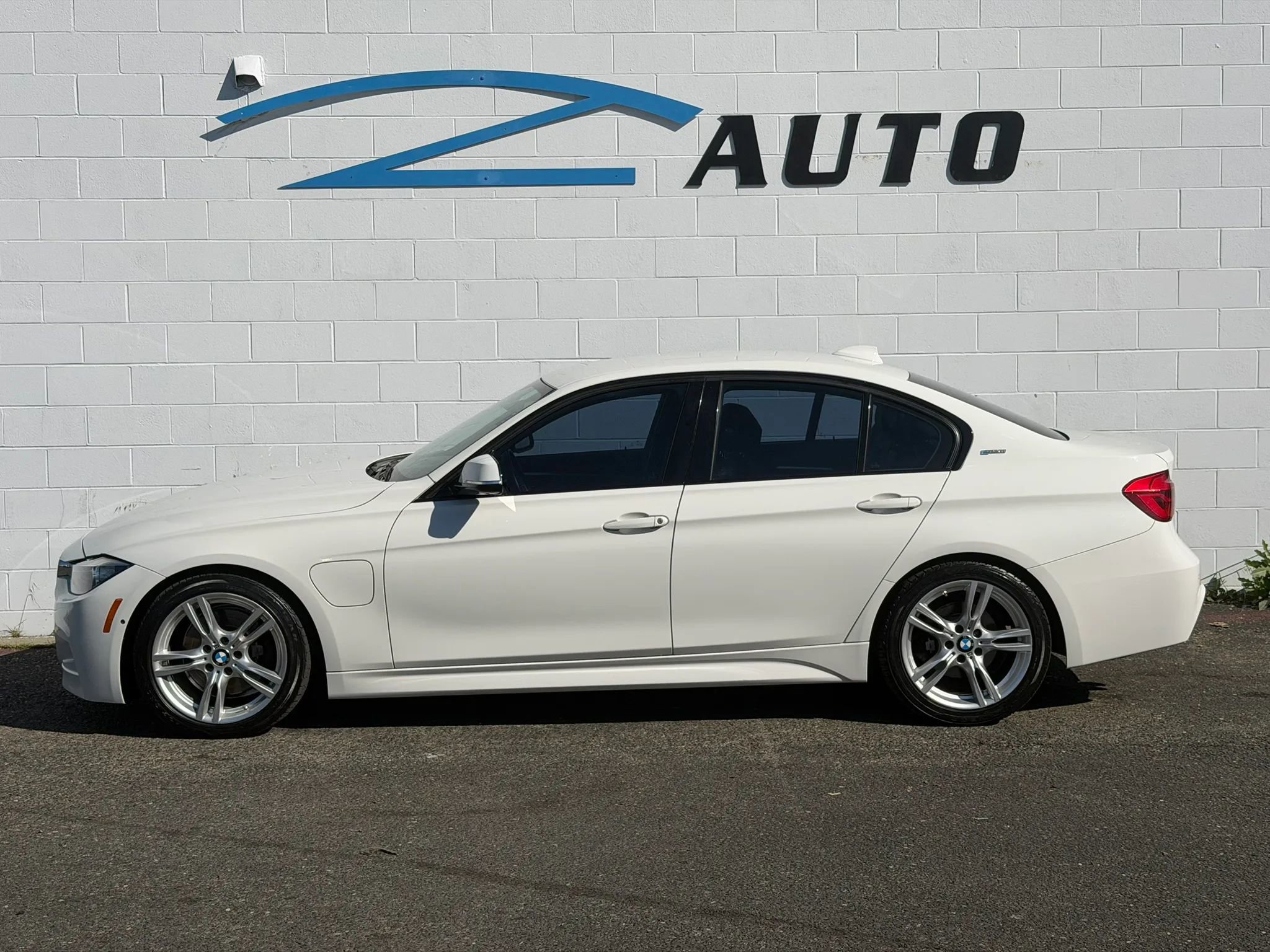 Used 2016 BMW 330e 330e Sedan 4D image 3