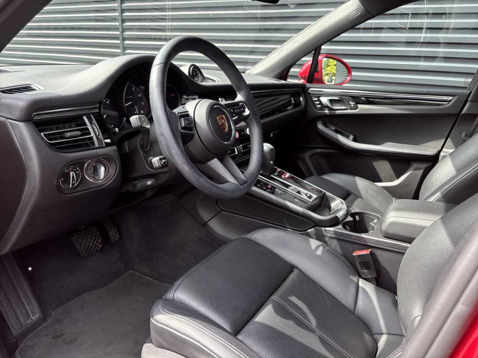 Used 2025 Porsche Macan AWD/4WD image 11