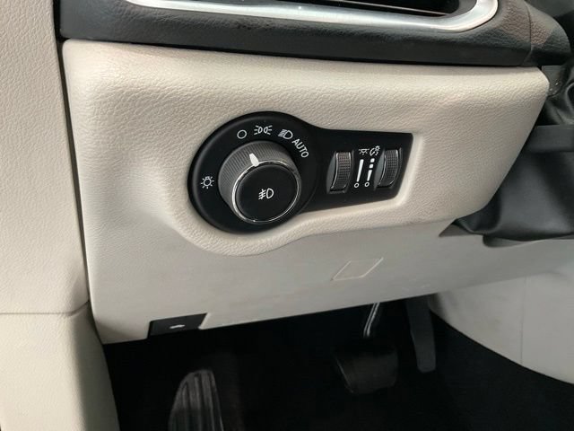 Used 2018 Chrysler Pacifica Touring-L Plus FWD image 6