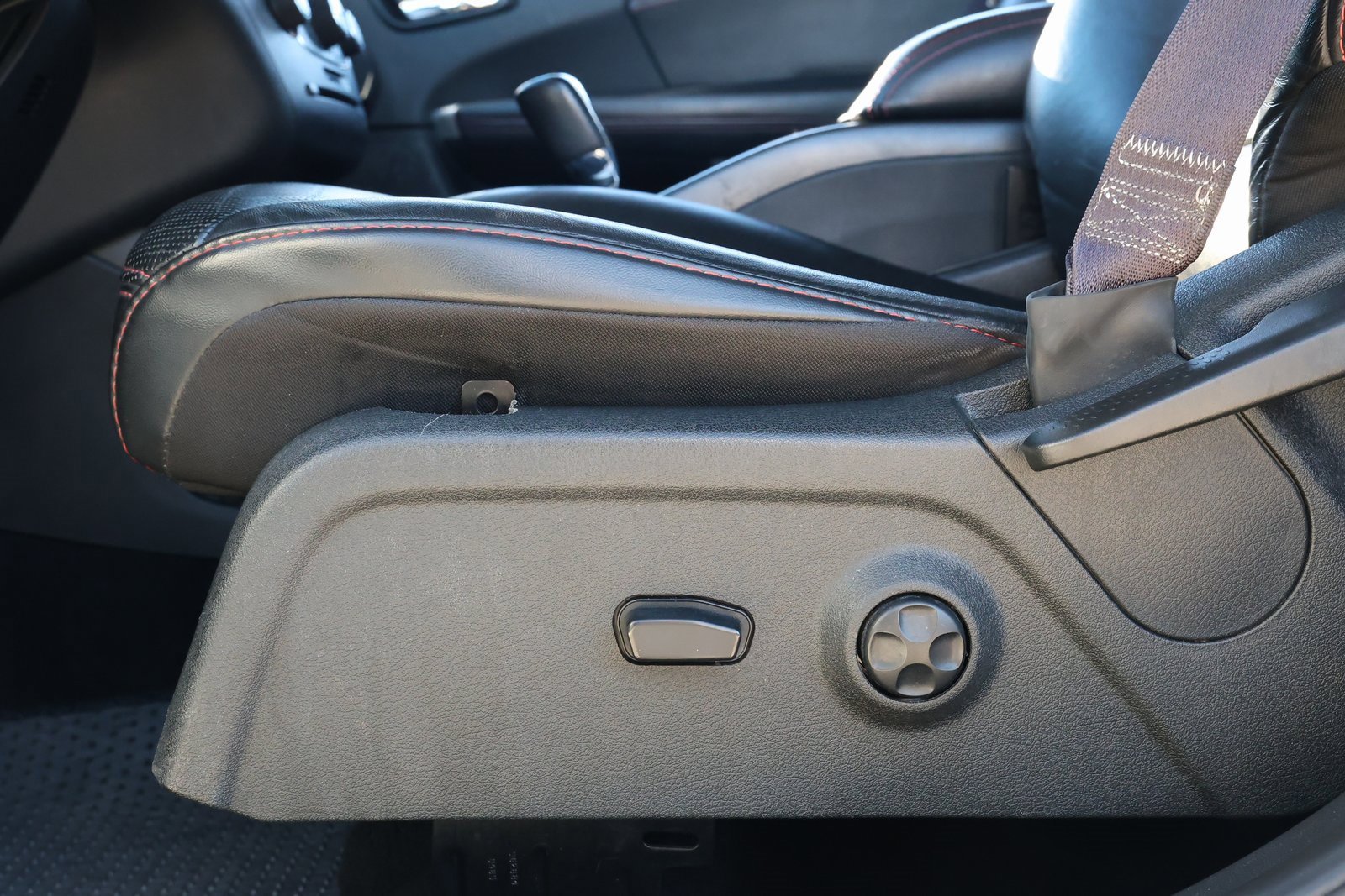 Used 2015 Dodge Journey R/T w/ Flexible Seating Group image 28