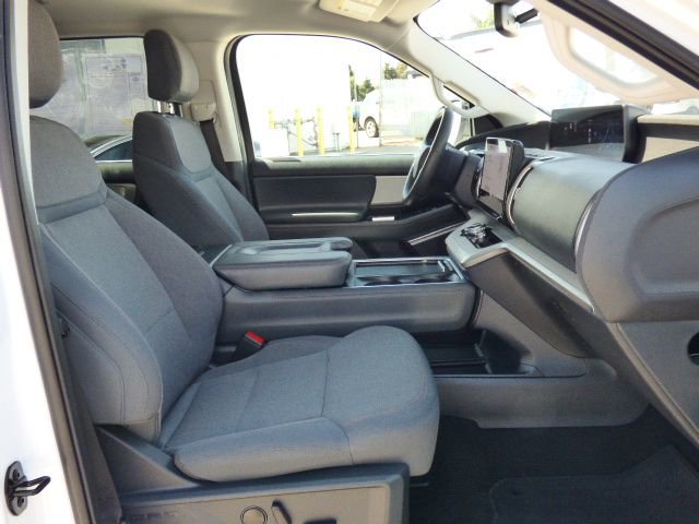 Used 2025 Ford Expedition Active RWD image 16