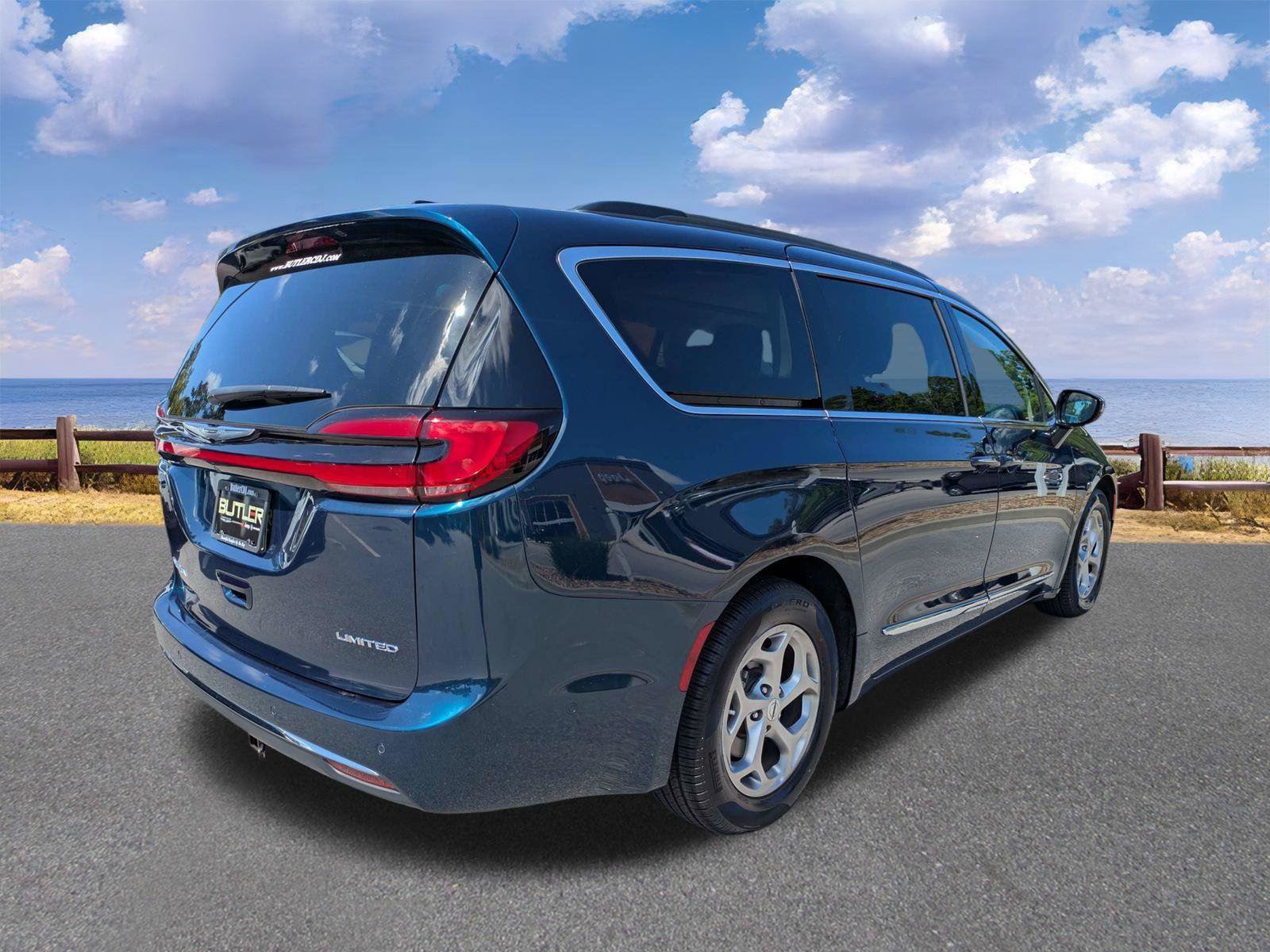 Certified 2023 Chrysler Pacifica Limited FWD image 8