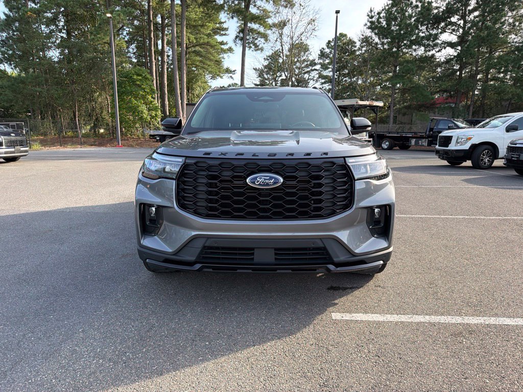 Used 2025 Ford Explorer ST-Line w/ ST-Line Street Pack AWD/4WD image 3