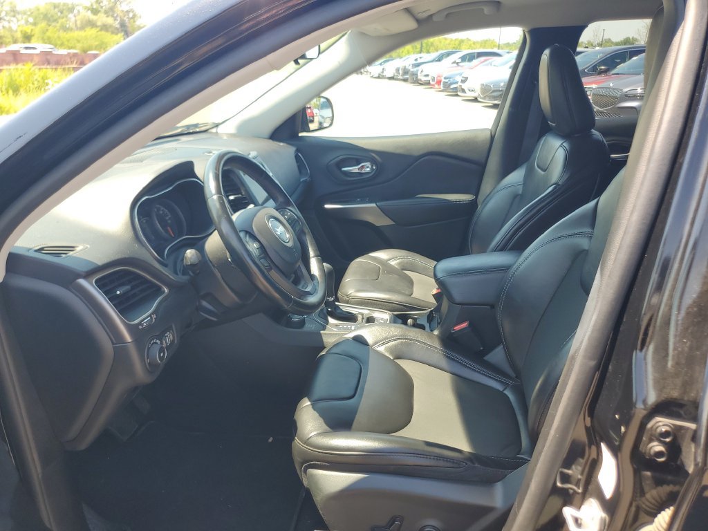 Used 2019 Jeep Cherokee Latitude Plus AWD/4WD image 9