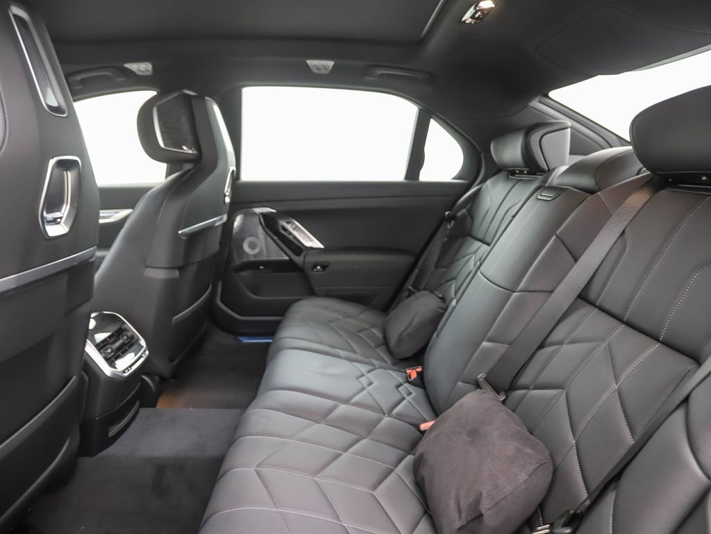 Used 2025 BMW 760i xDrive w/ Executive Package image 23