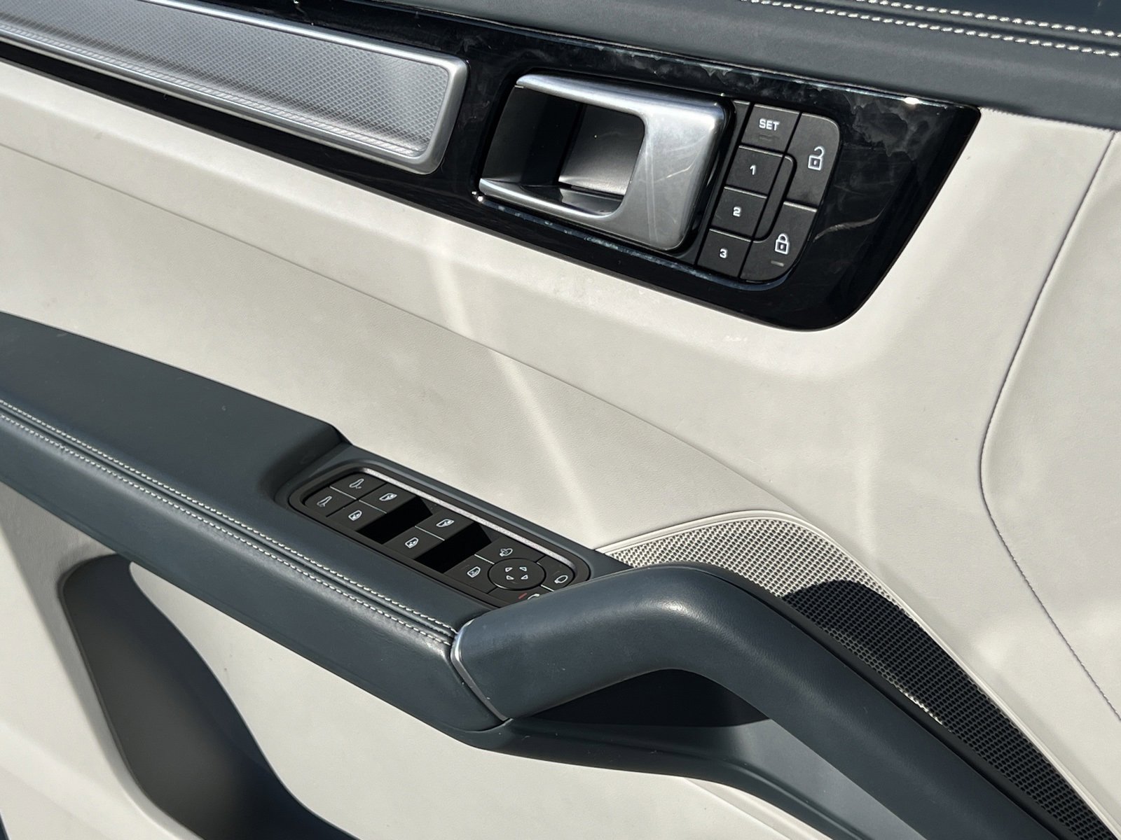 Certified 2022 Porsche Cayenne Platinum Edition image 30