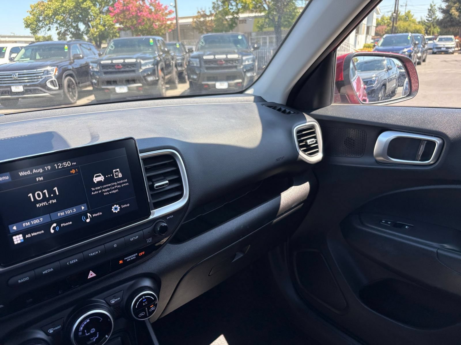 Used 2025 Hyundai Venue SEL FWD image 35