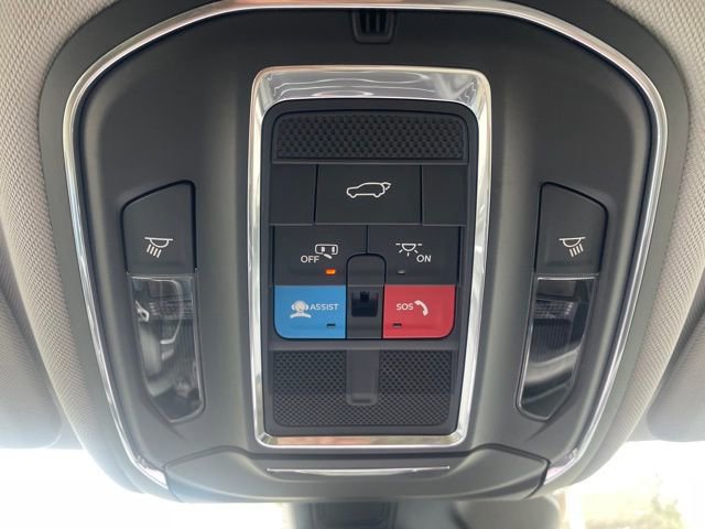 Used 2023 Jeep Grand Cherokee Limited w/ Black Appearance Package image 31