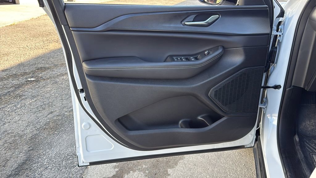 Used 2025 Jeep Grand Cherokee Altitude image 8