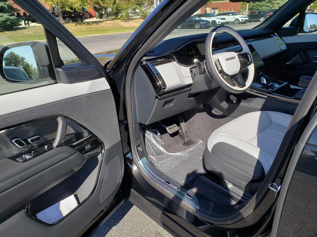 New 2025 Land Rover Range Rover Sport Dynamic SE image 9