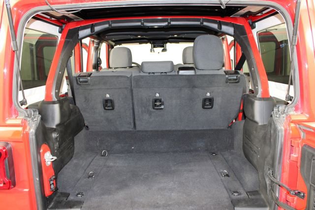 Used 2025 Jeep Wrangler Unlimited Sahara w/ Safety Group AWD/4WD image 17