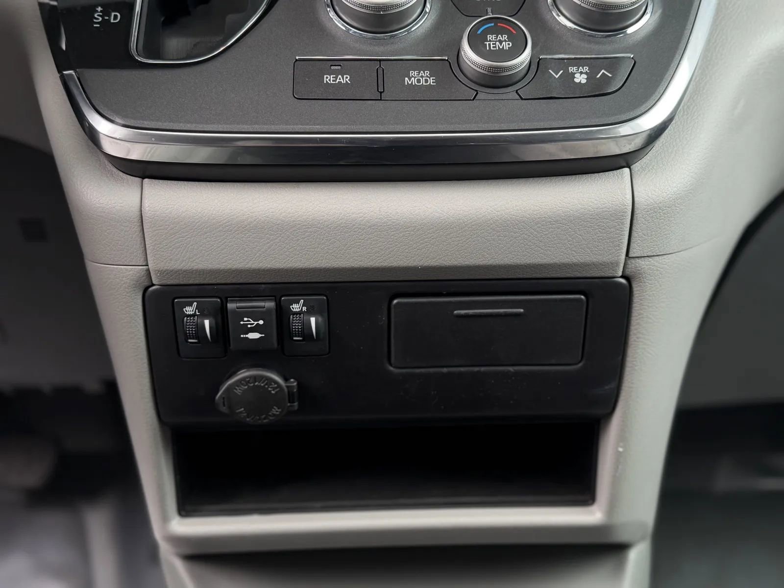 Used 2019 Toyota Sienna XLE w/ XLE Navigation Package FWD image 37