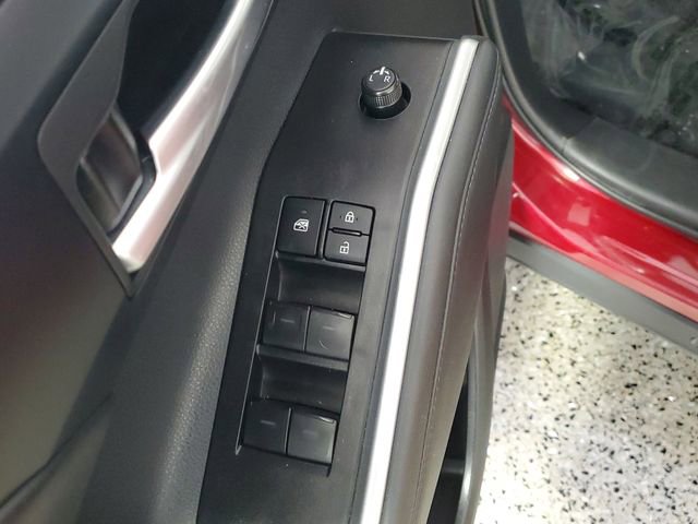 Used 2025 Toyota Highlander XLE image 24