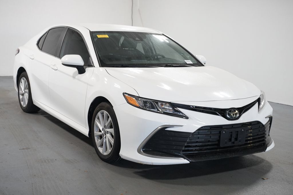 Used 2022 Toyota Camry LE FWD image 3