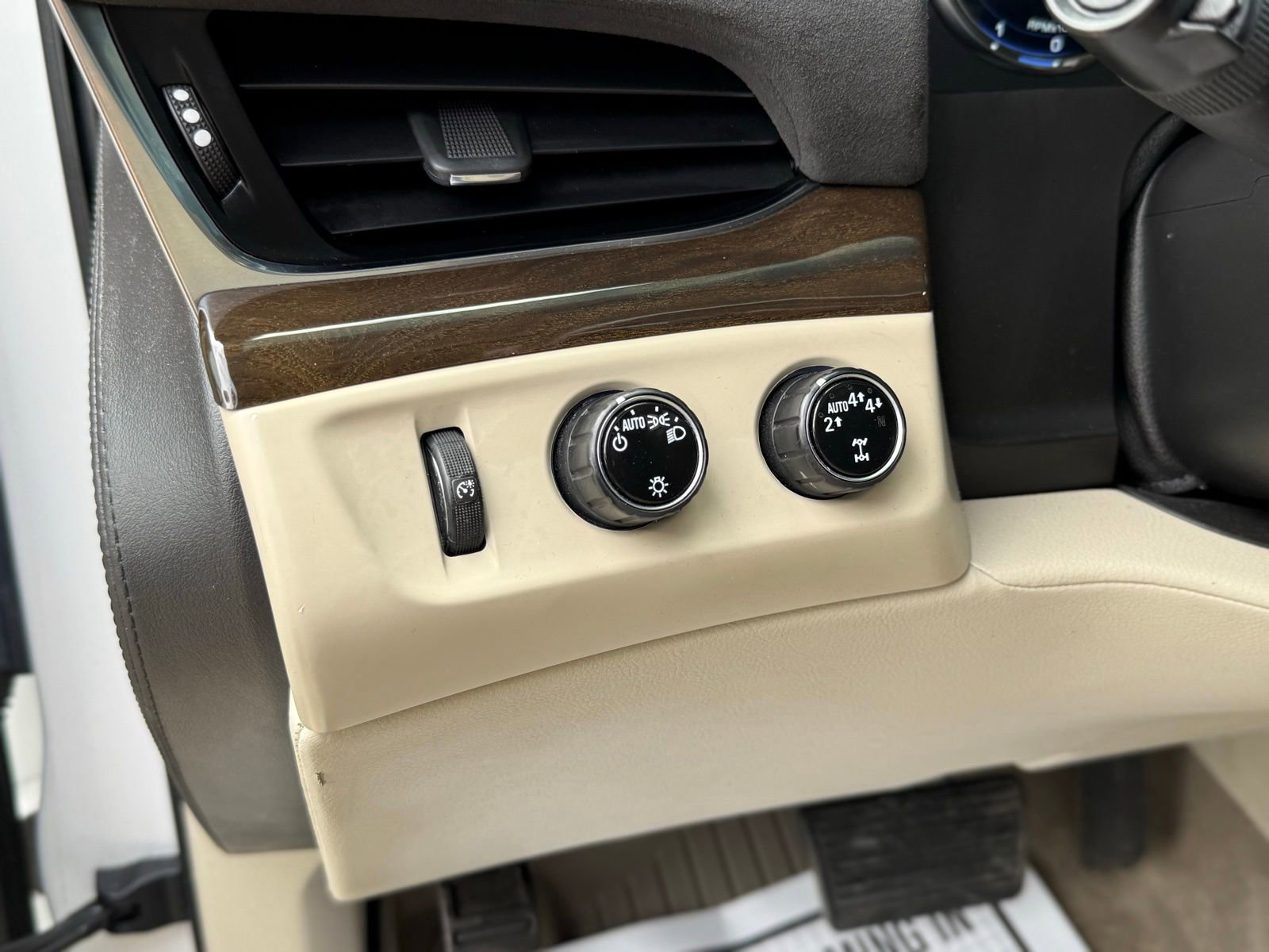 Used 2018 Cadillac Escalade Luxury AWD/4WD image 33