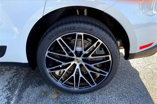Certified 2026 Porsche Macan AWD/4WD image 16