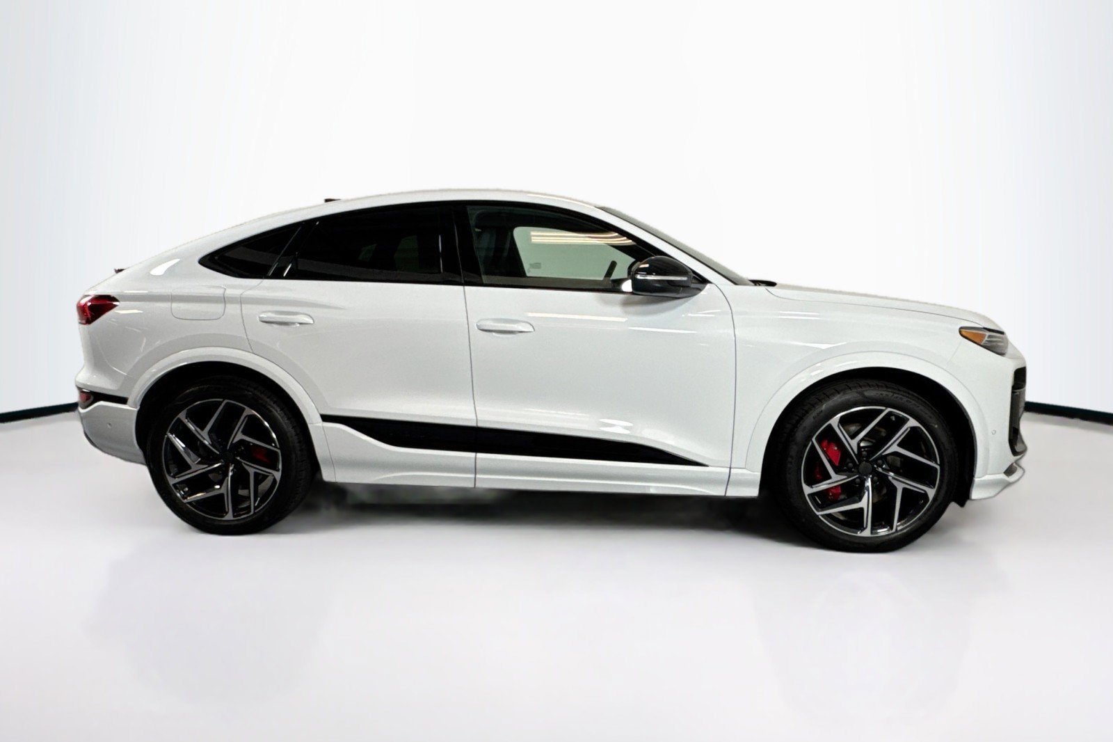 New 2027 Audi SQ6 e-tron Premium Plus AWD/4WD image 4