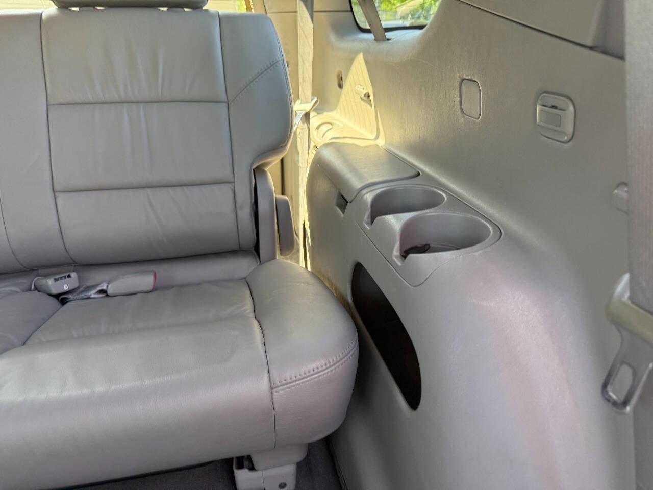 Used 2005 Toyota Sequoia SR5 AWD/4WD image 32