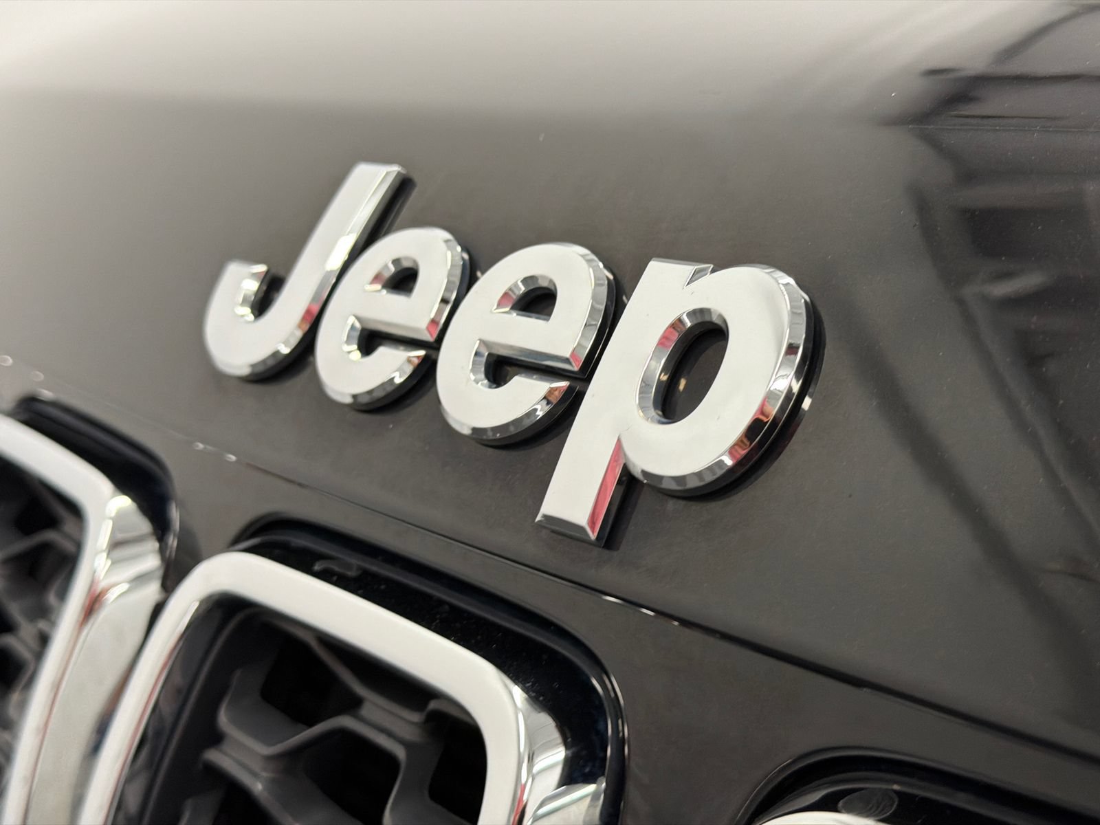 Used 2021 Jeep Grand Cherokee Laredo AWD/4WD image 12