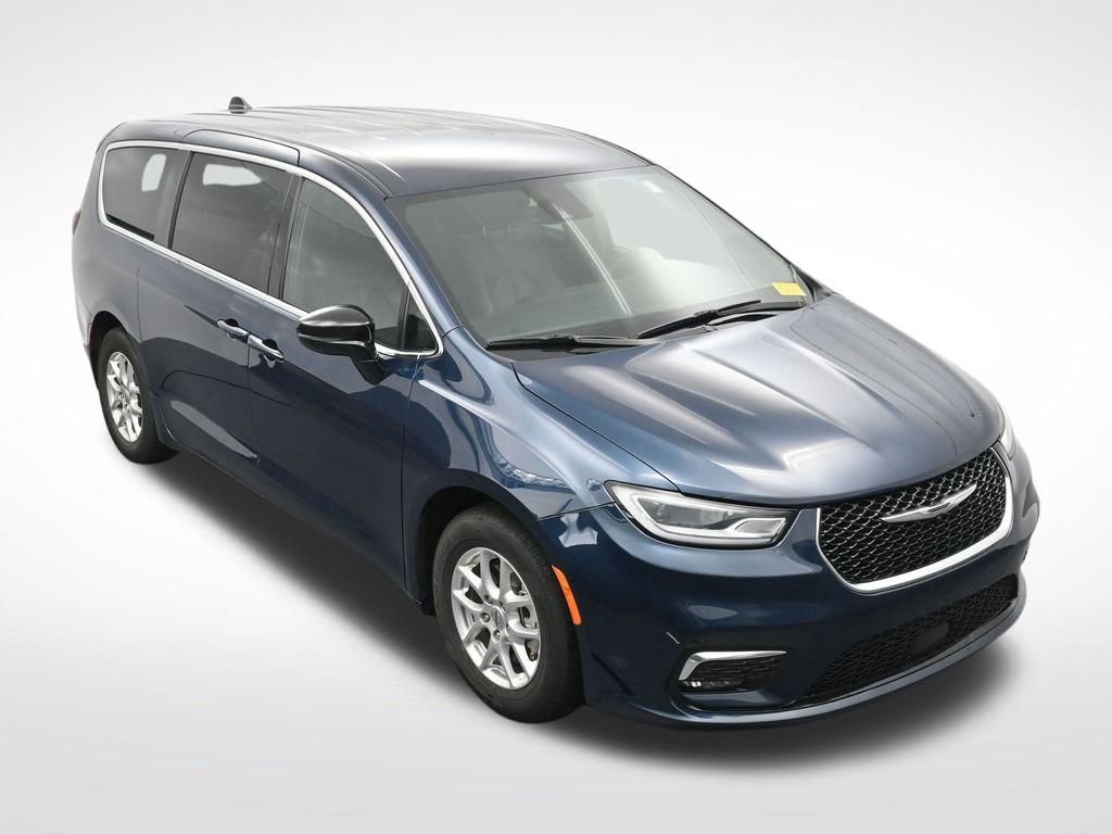 Used 2025 Chrysler Pacifica Select image 23