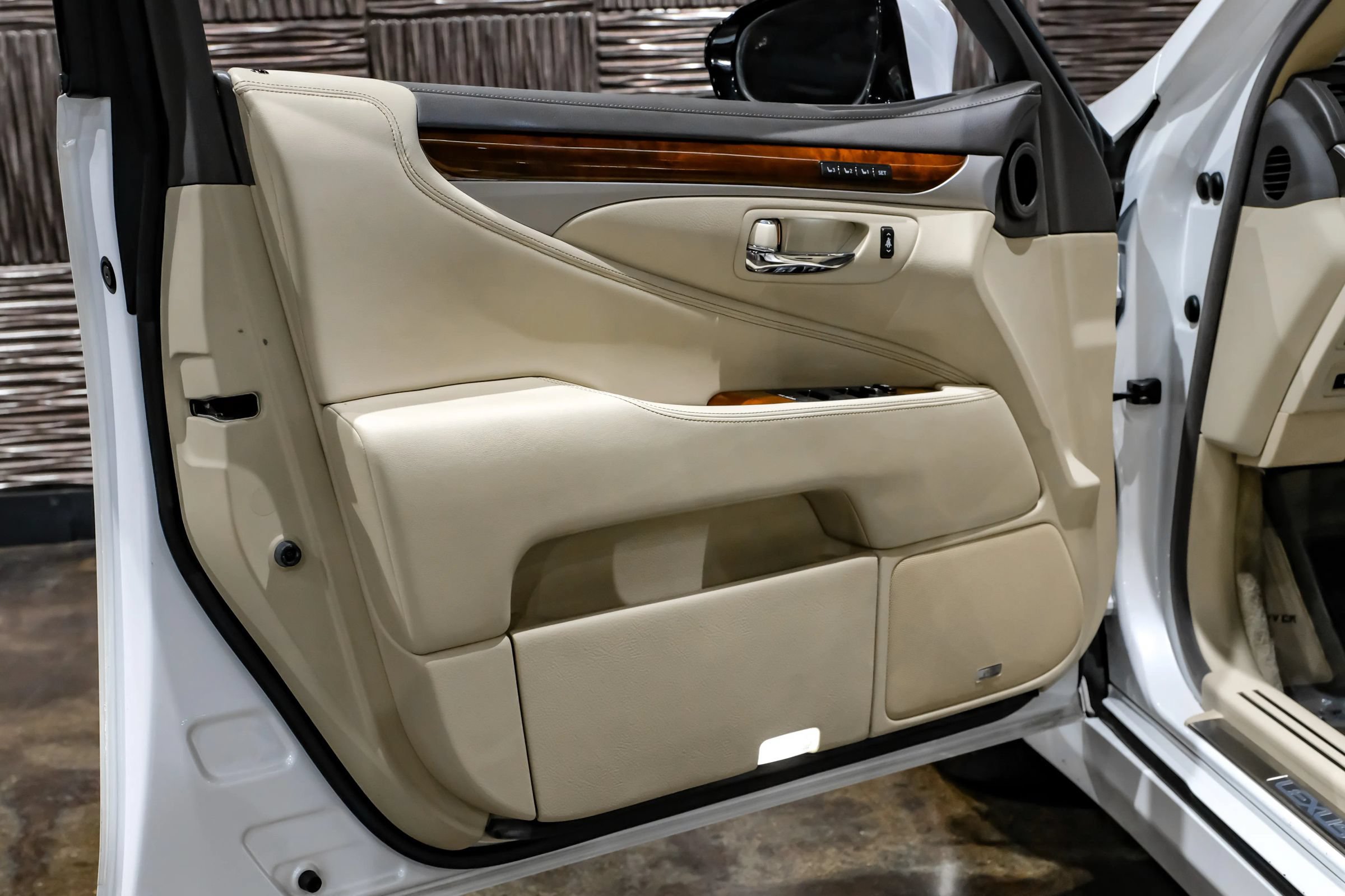 Used 2015 Lexus LS 460 L RWD image 38
