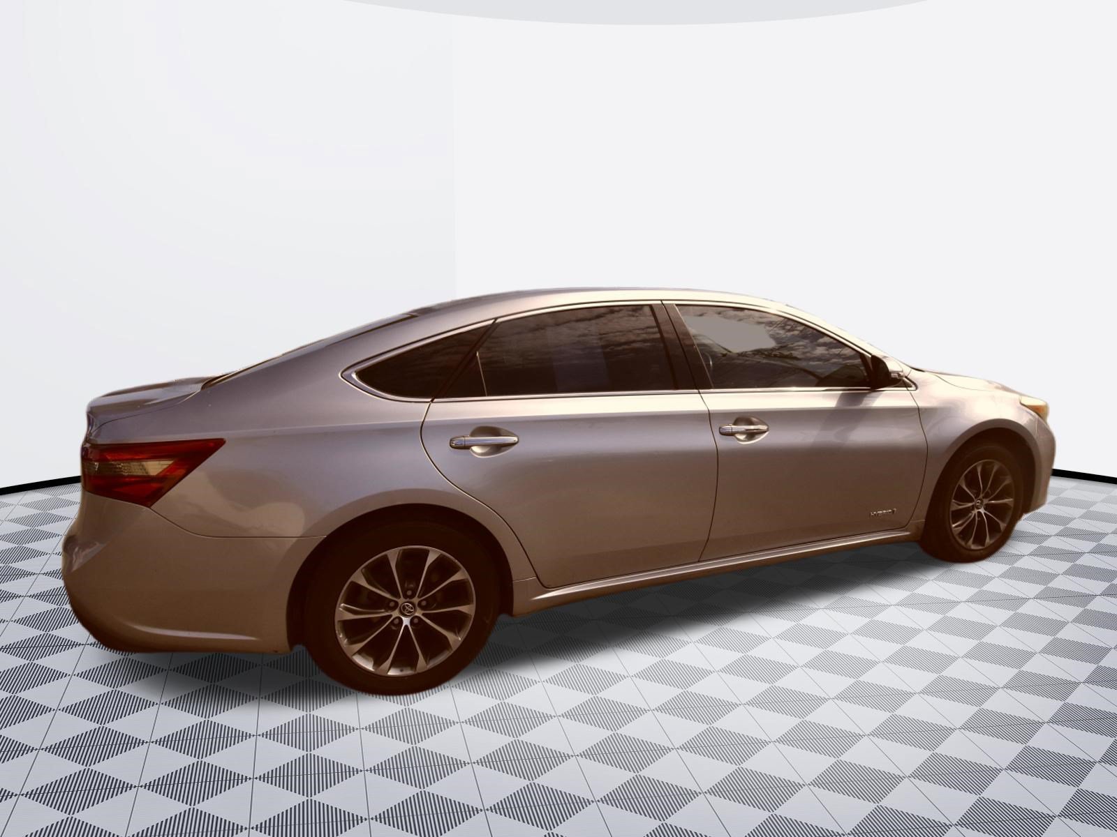 Used 2016 Toyota Avalon XLE Premium w/ Preferred Accessory Package FWD image 4