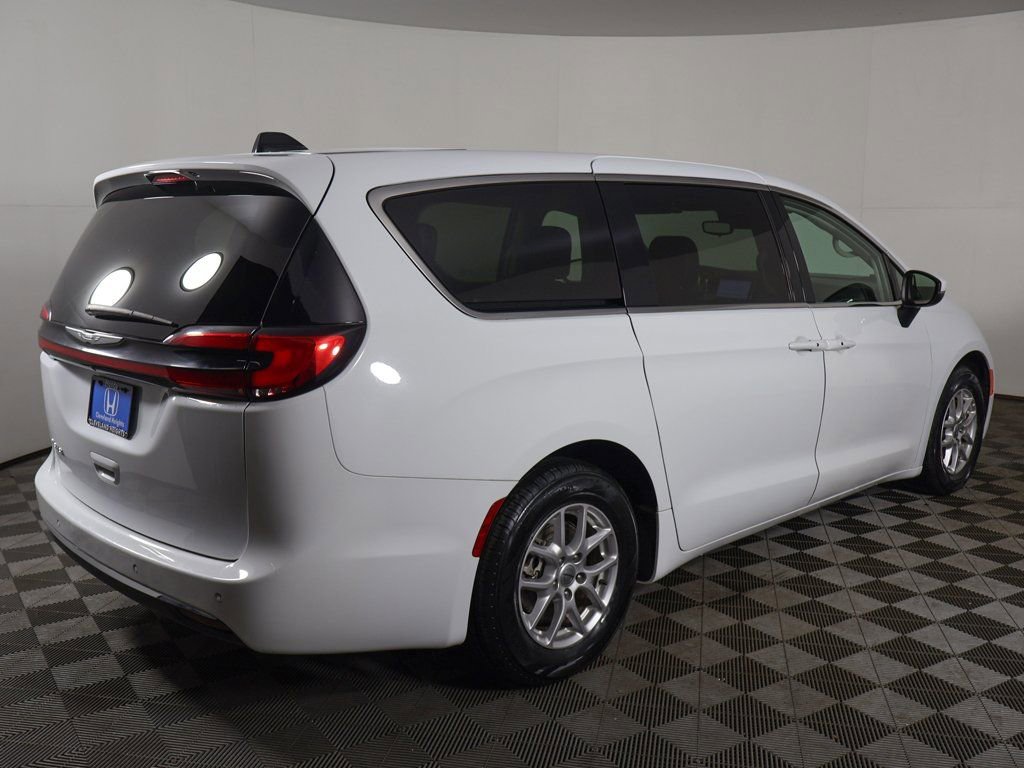 Used 2023 Chrysler Pacifica Touring-L image 11