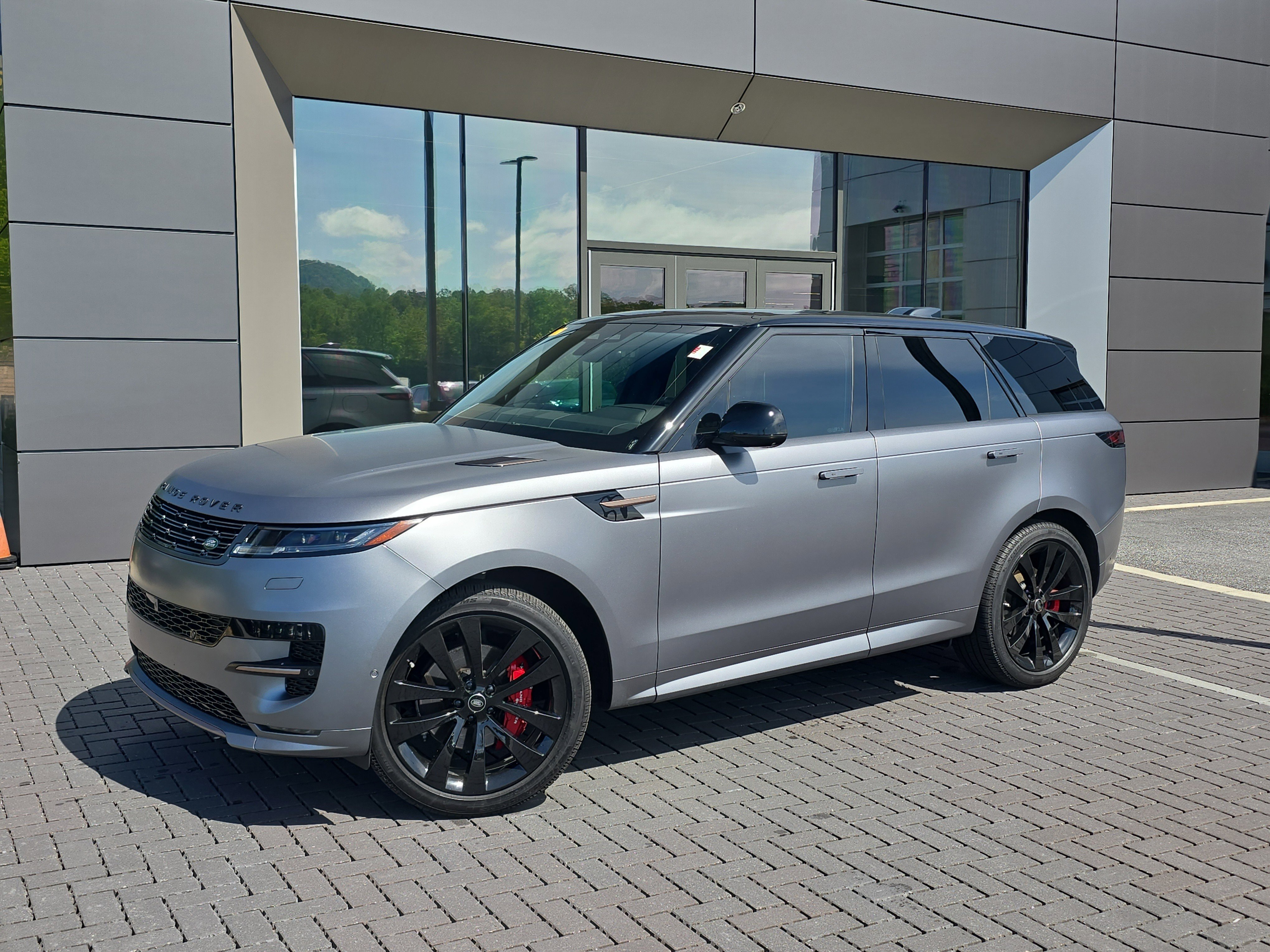 Certified 2025 Land Rover Range Rover Sport Dynamic SE AWD/4WD image 1