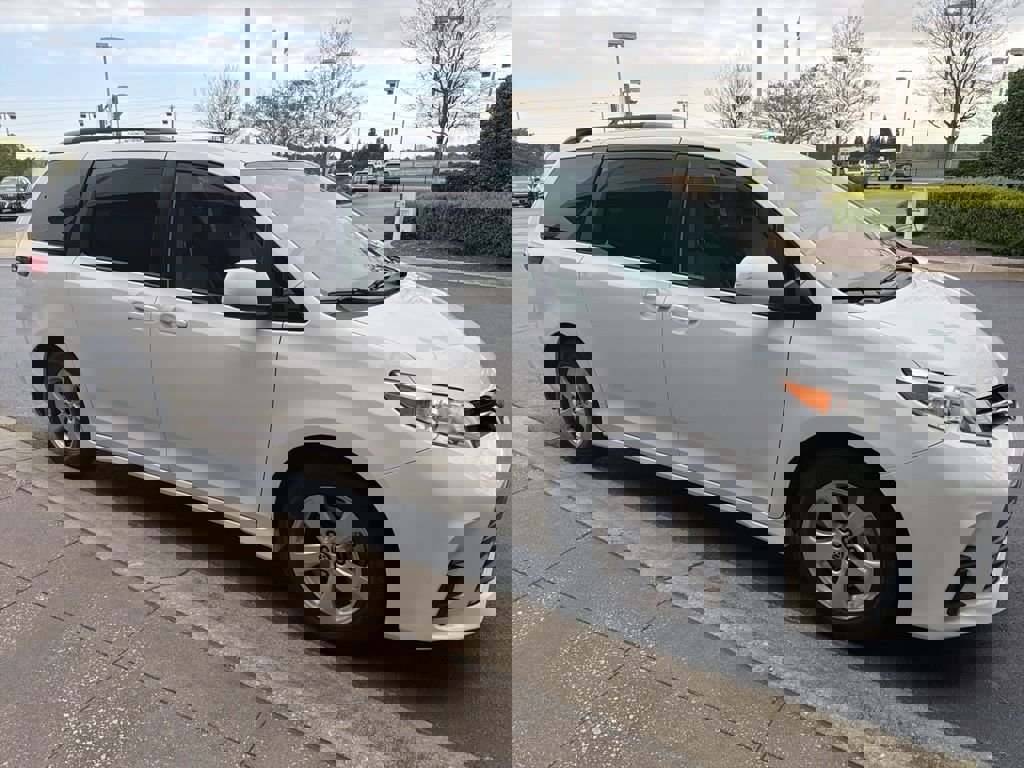 Used 2020 Toyota Sienna LE FWD image 2