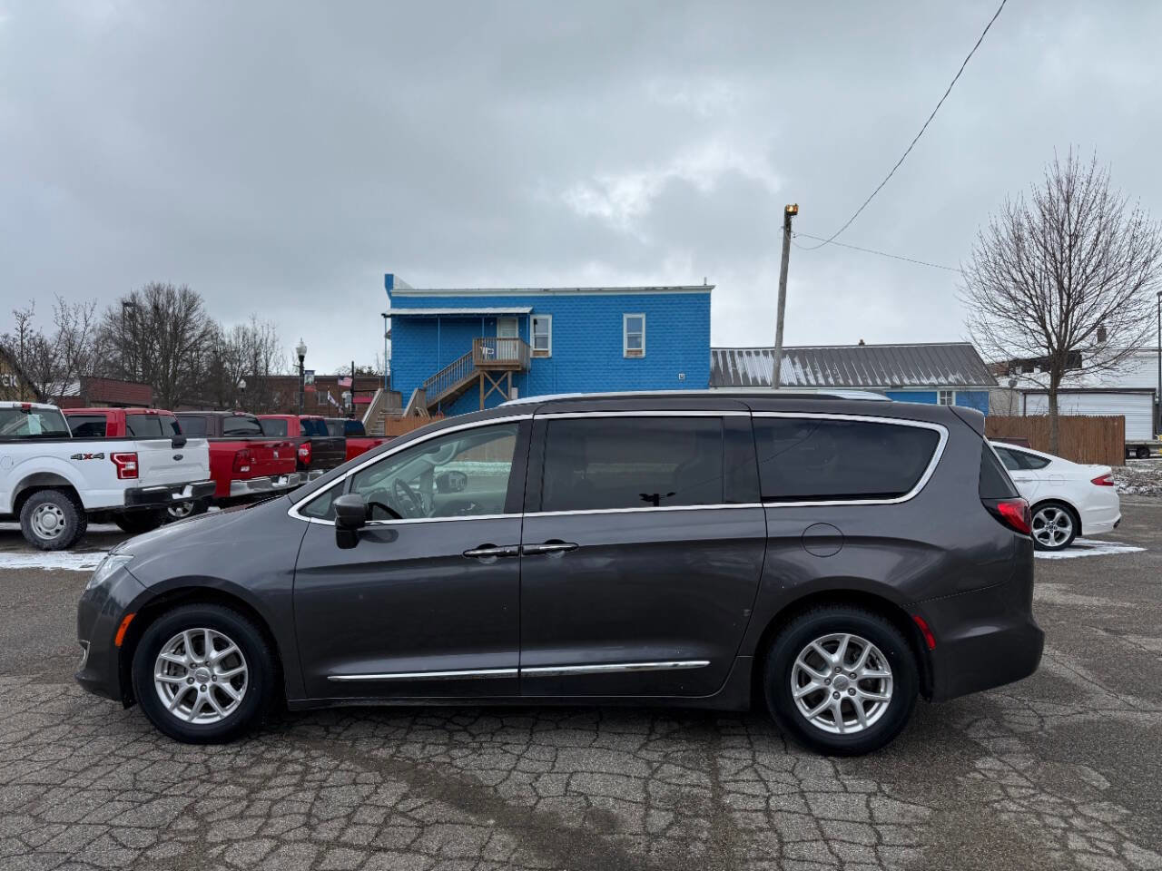 Used 2020 Chrysler Pacifica Touring-L FWD image 2