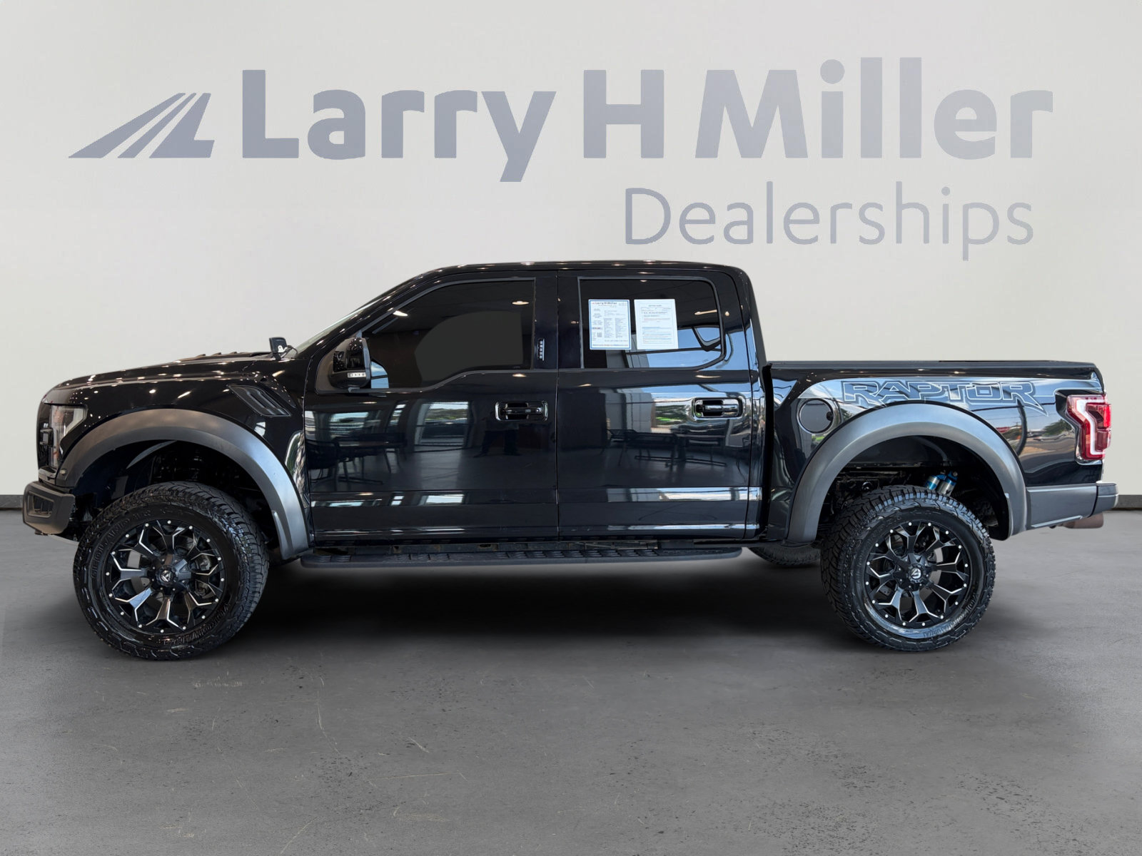 Used 2017 Ford F150 Raptor w/ Equipment Group 802A Luxury AWD/4WD image 2