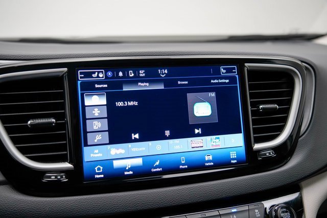 Used 2024 Chrysler Pacifica Touring-L image 30