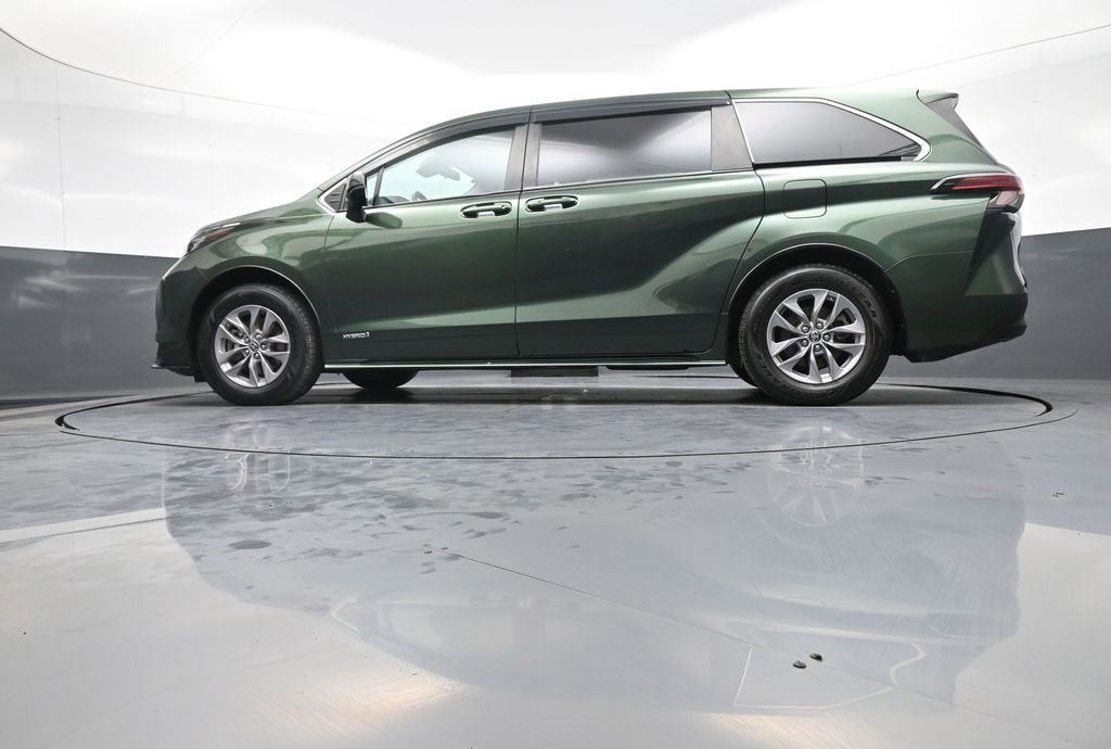 Certified 2021 Toyota Sienna LE image 33
