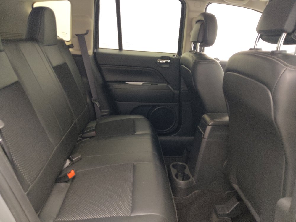 Used 2017 Jeep Compass Latitude FWD image 19