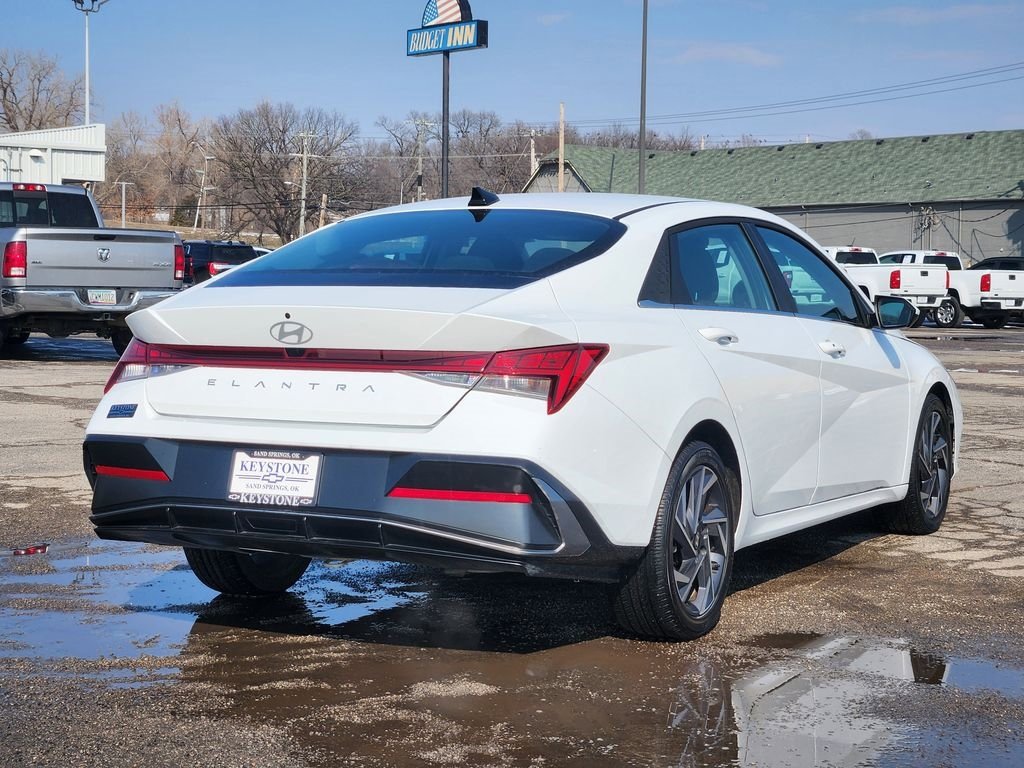 Used 2025 Hyundai Elantra SEL FWD image 5