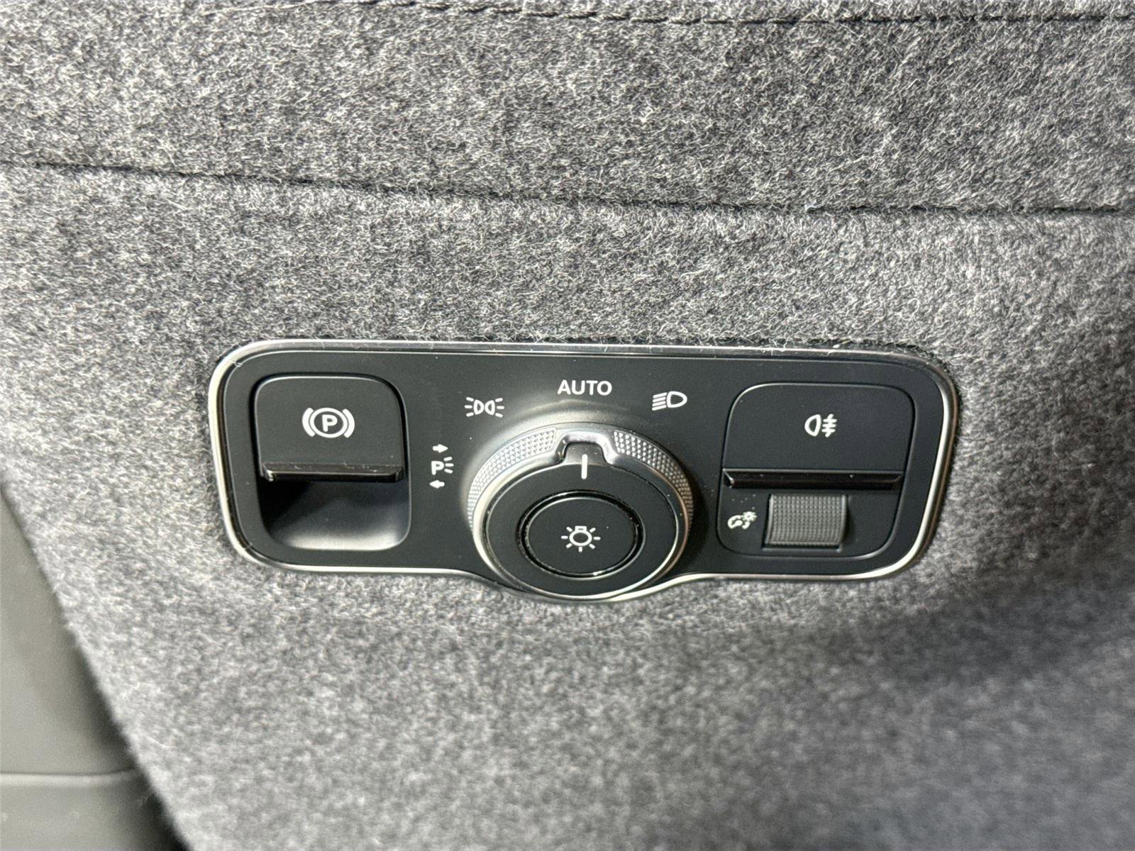 Used 2021 Aston Martin DBX image 24