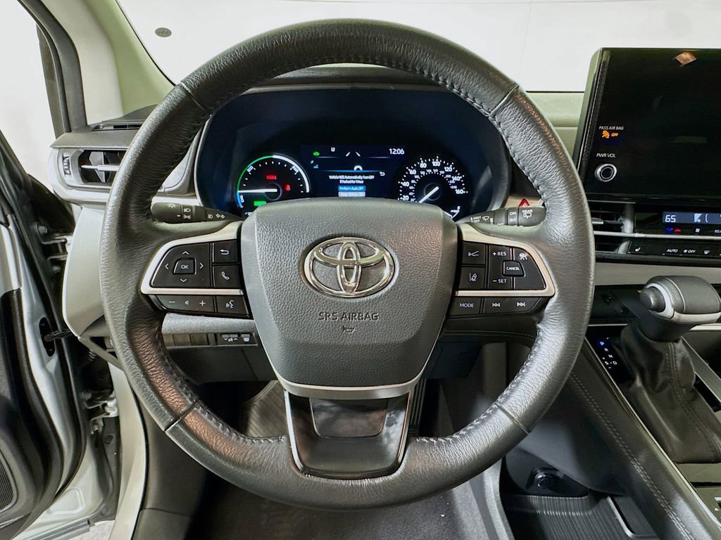 Used 2025 Toyota Sienna XLE image 9