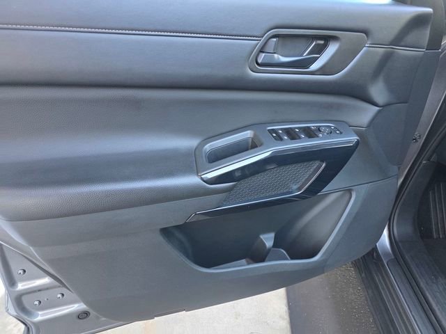 Used 2024 Nissan Pathfinder S image 10