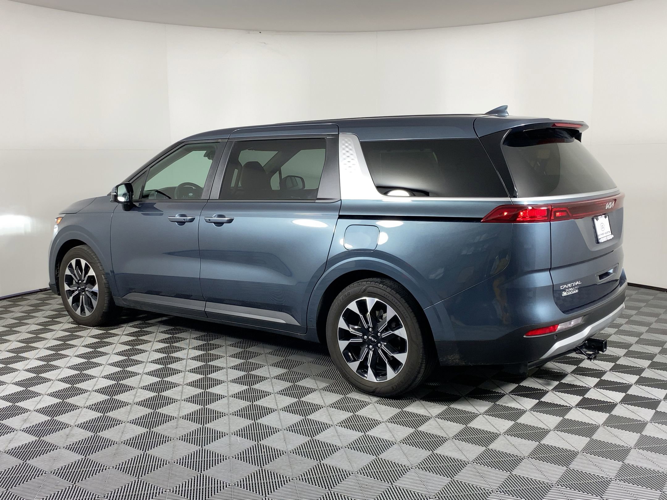 Used 2024 Kia Carnival EX image 3