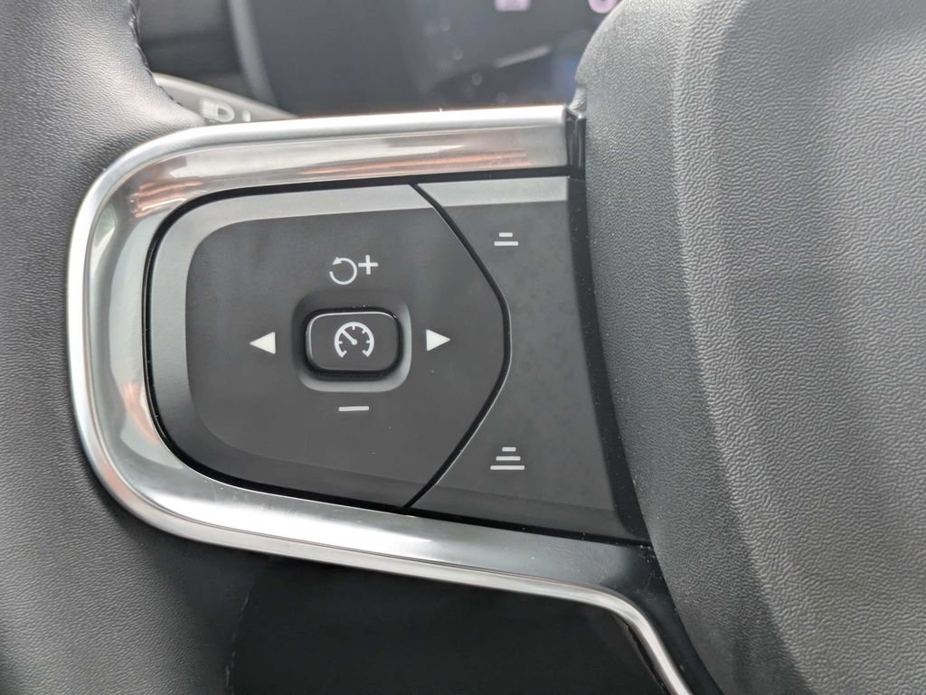Certified 2025 Volvo XC40 B5 Core AWD/4WD image 27