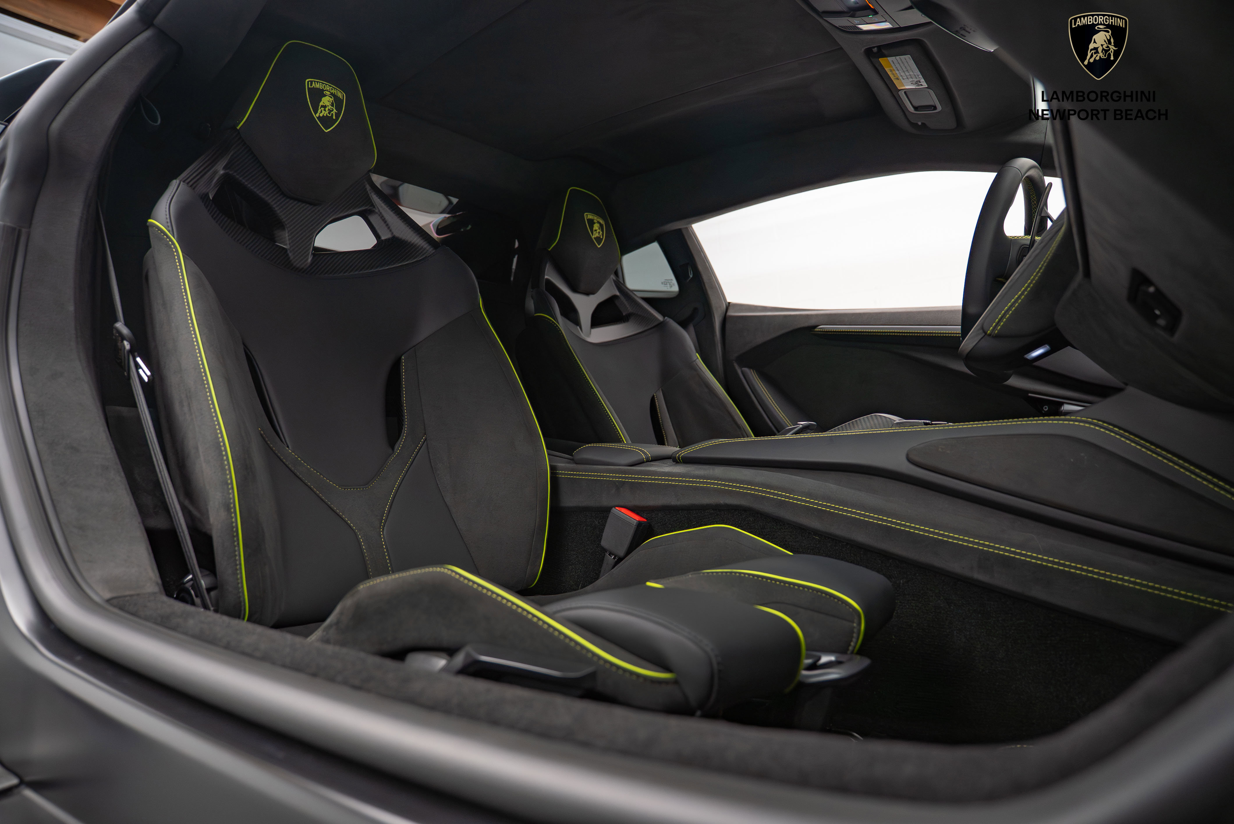 Used 2024 Lamborghini Revuelto image 30